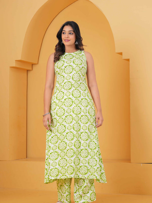 Women Dyed Regular Kurta with Palazzos