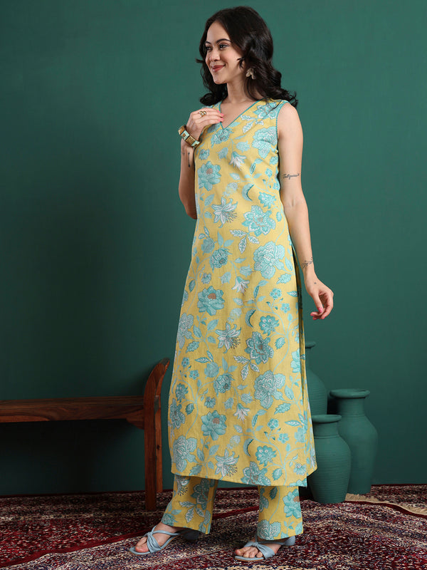 Women Floral Printed Kurta with Trousers
