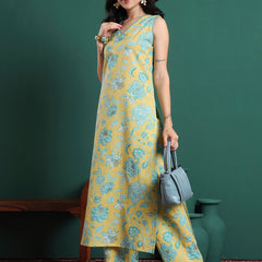 Women Floral Printed Kurta with Trousers